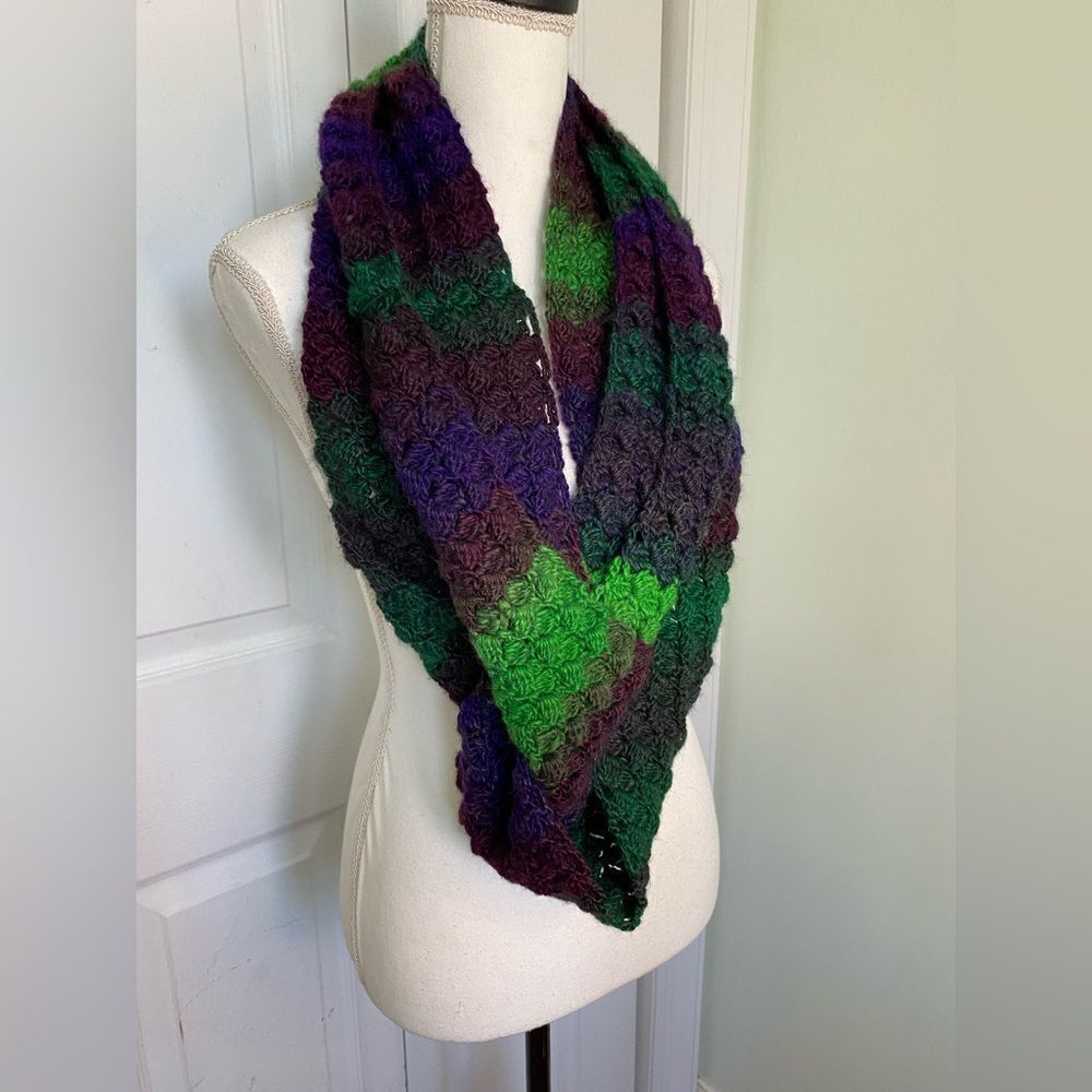 Hand-knitted Infinity Scarf - Picture 2 of 4
